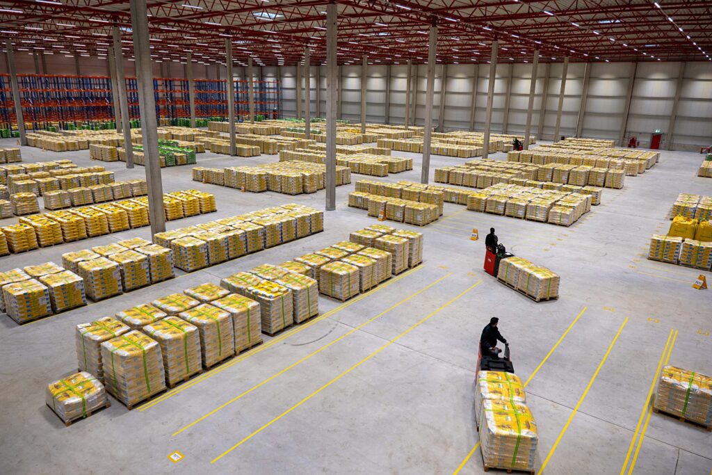 Die große farmsaat-Logistikhalle von innen