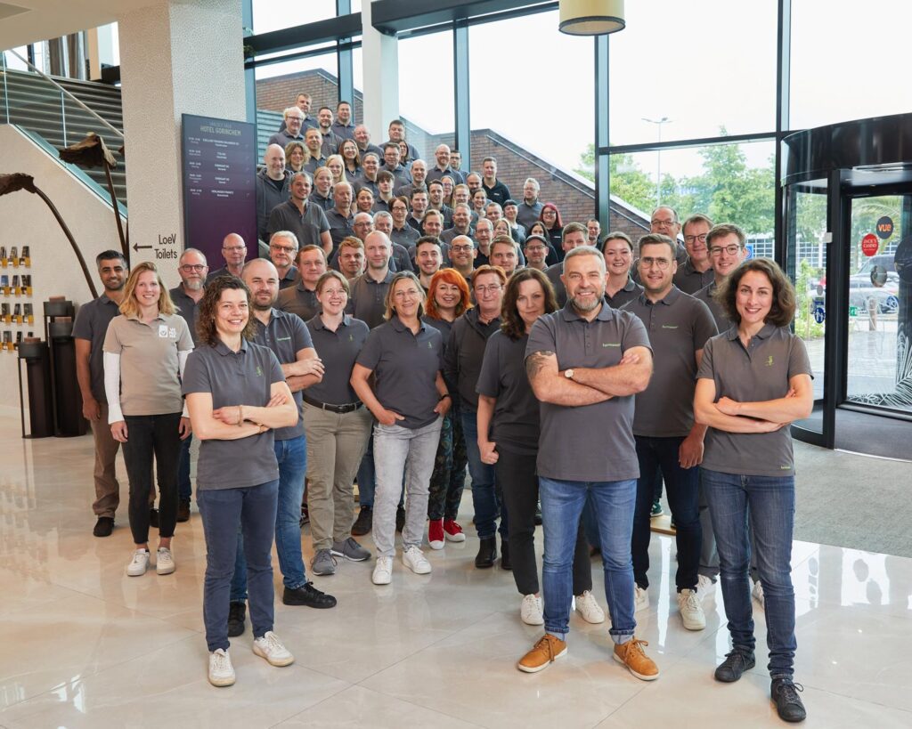 Gruppenbild des großen Farmsaat-Teams im Betriebsgebäude