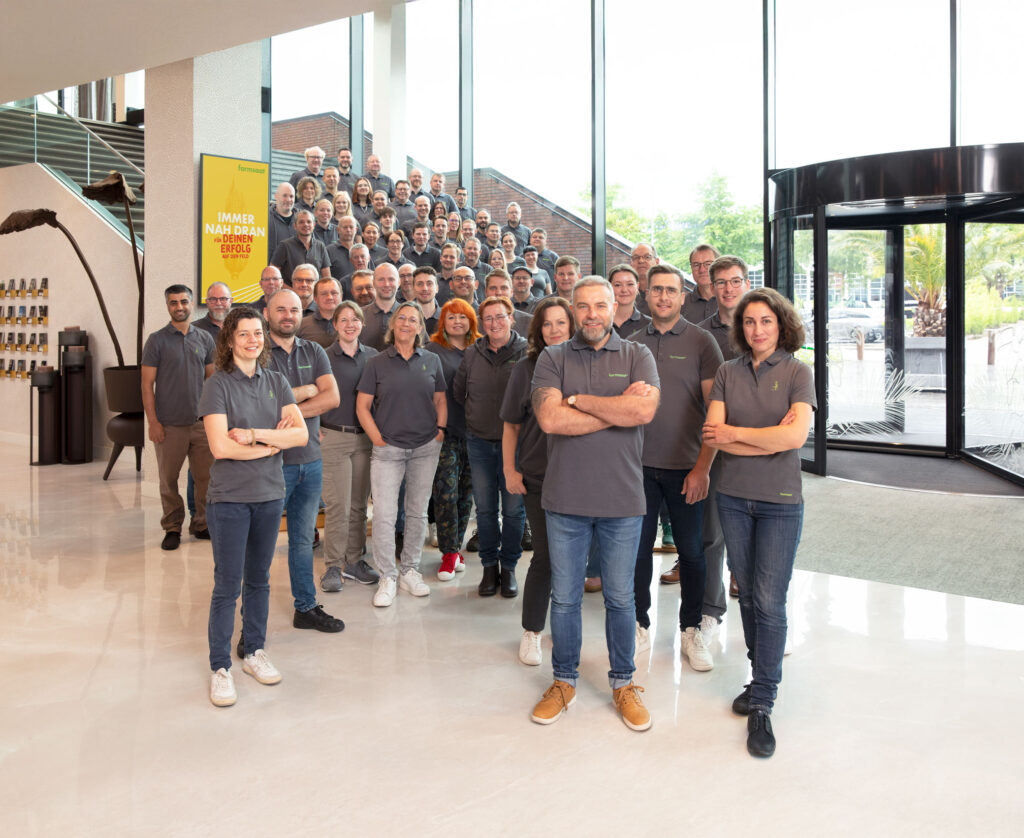 Gruppenbild des großen farmsaat-Teams im Betriebsgebäude