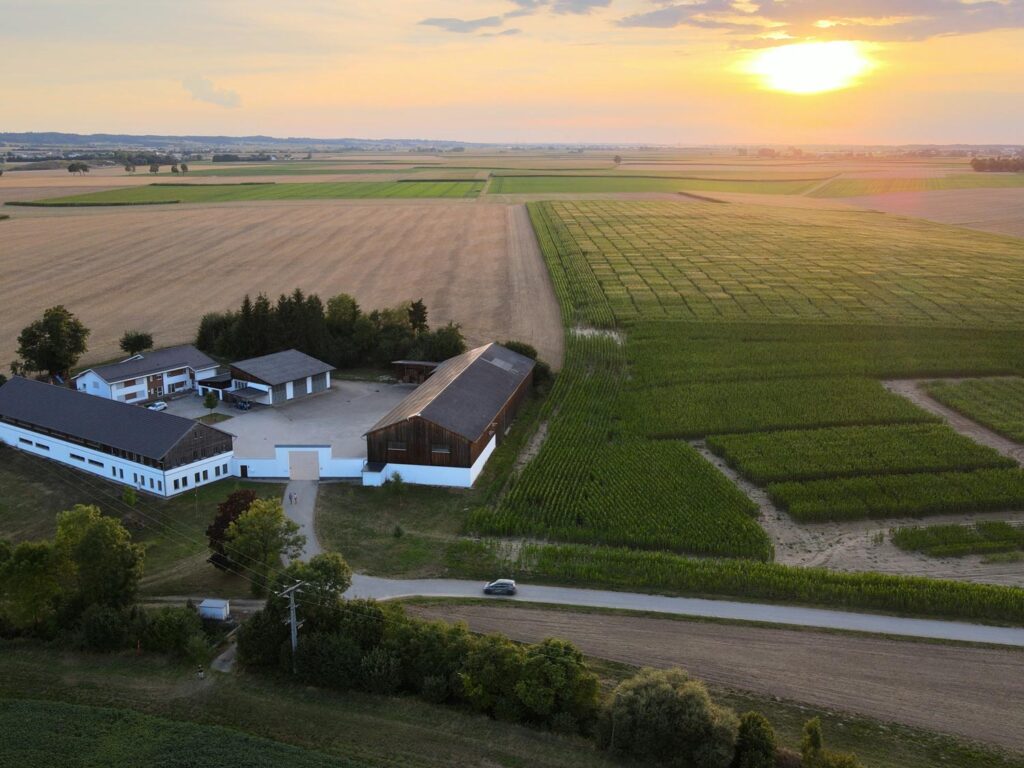 Luftaufnahme des Züchtungsbetrieb von farmsaat in Osterhofen, umgeben von weiten Feldern