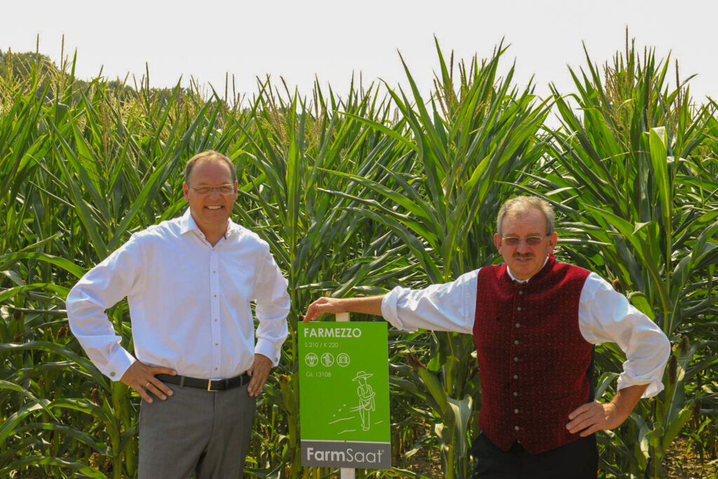 Swen Wolke und Ludwig Feldmeier vor einem Maisfeld der Sorte Farmezzo
