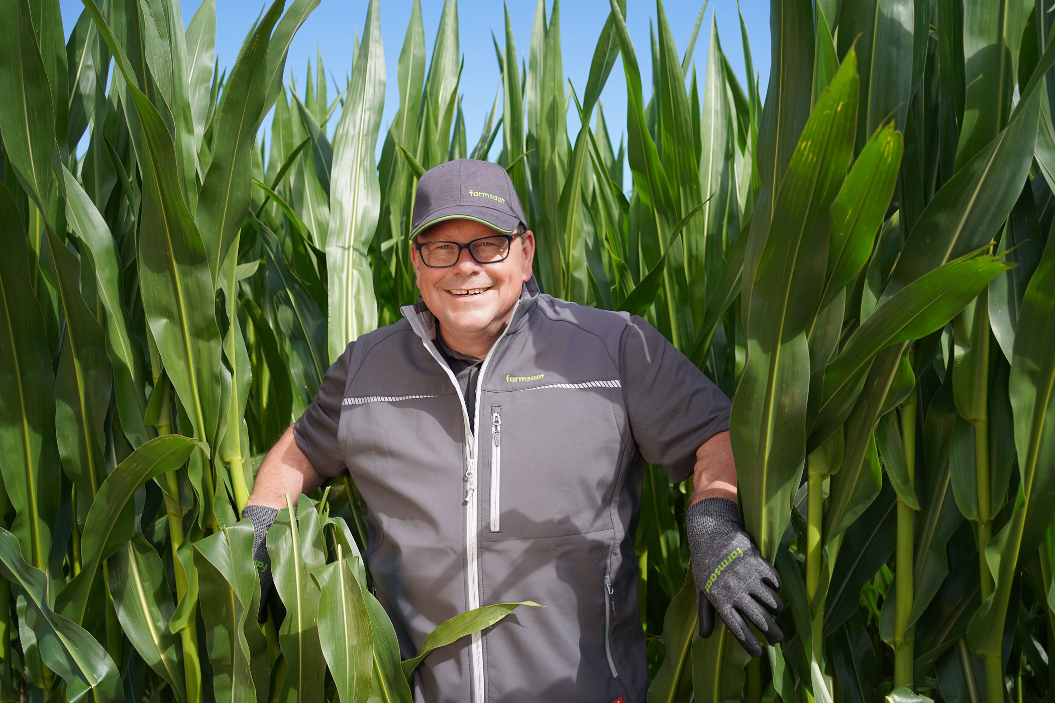 Ein farmsaat Mitarbeiter im Maisfeld.