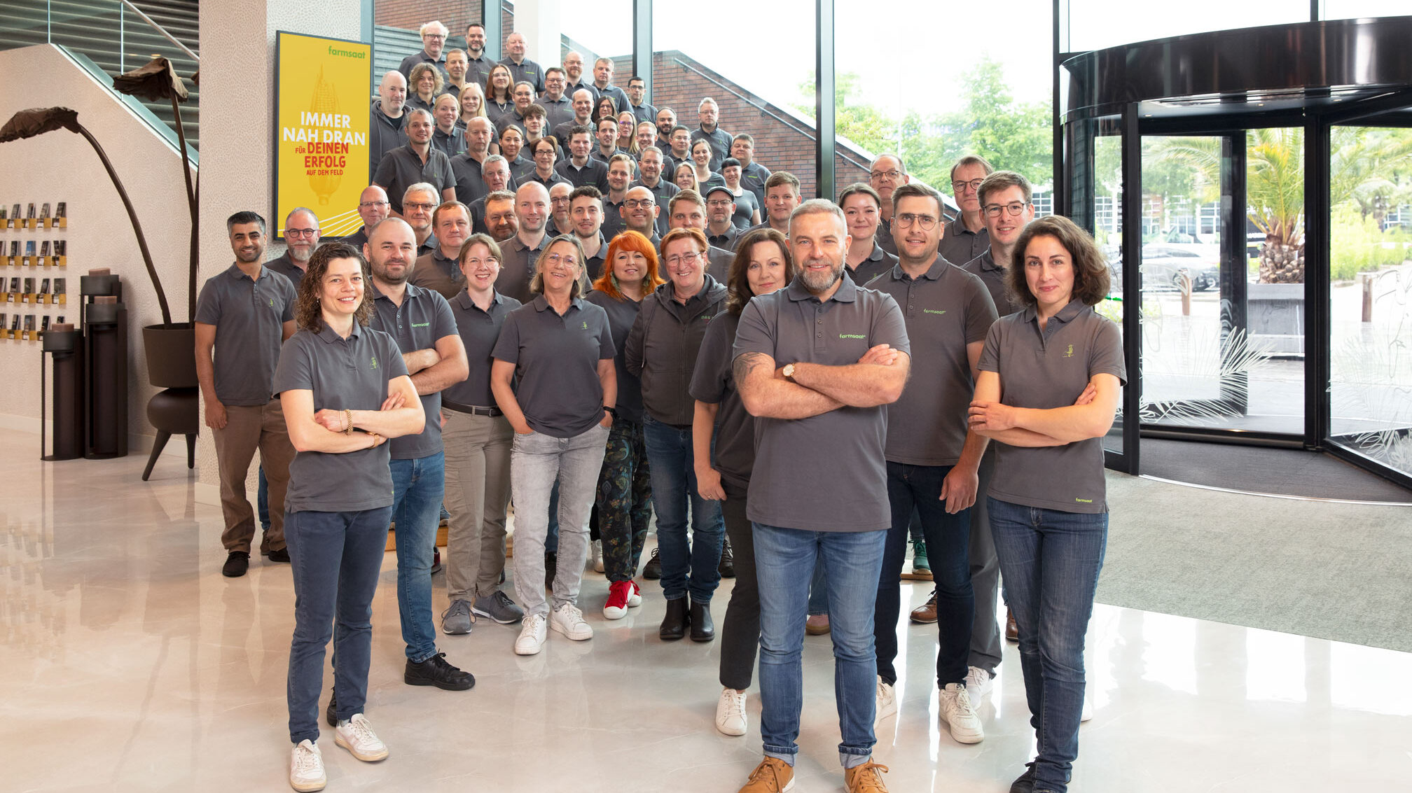 Gruppenbild des farmsaat-Teams im Betriebsgebäude