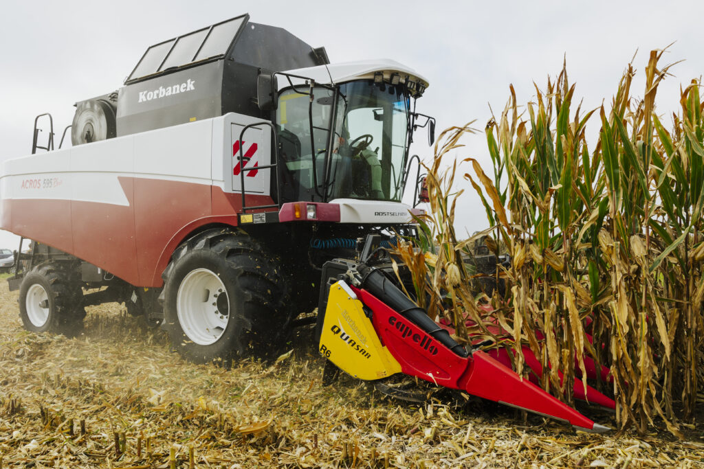 Mähdrescher bei der Maisernte