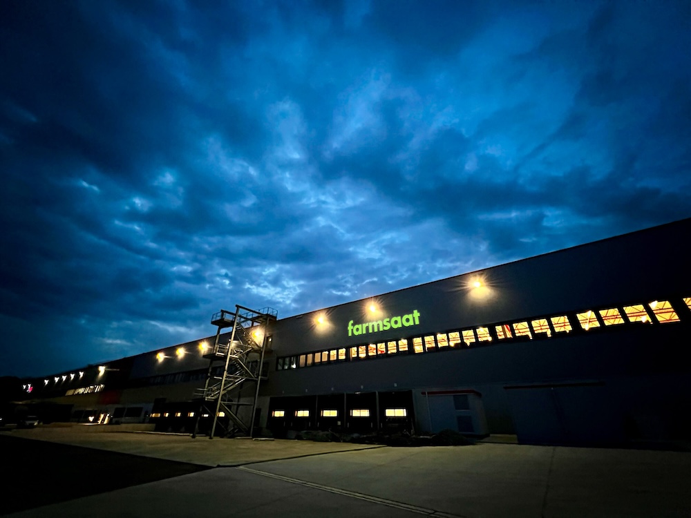 Große Lagerhalle in der Außenansicht